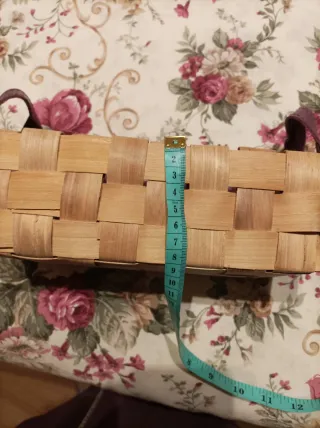 Cesta de mimbre con asas de cuero