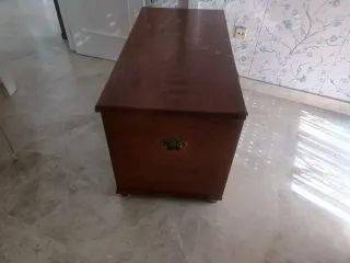 Gran baúl de madera con detalles dorados