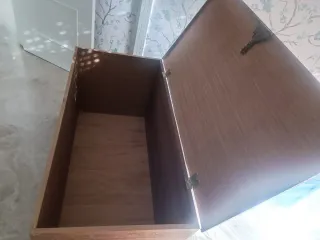 Gran baúl de madera con detalles dorados