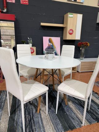 Mesa redonda blanca con 4 sillas