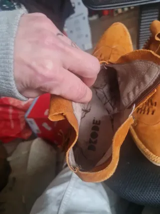 Bonitos botines de ante 100% piel.