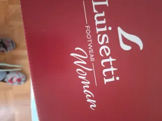 Zapatos de tacón verdes y rosas