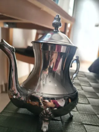 Tetera de metal plateada