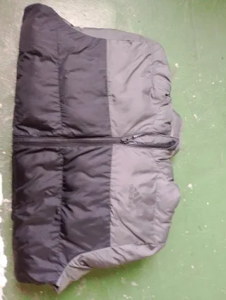 Chaqueta Adidas gris y negra. Muy poco uso.