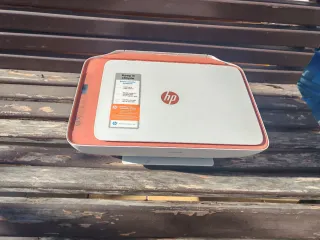 Impresora HP Naranja y Blanca