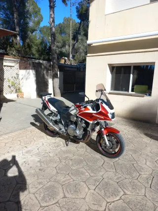 Honda CB 1300 SA Roja y Blanca