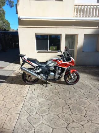 Honda CB 1300 SA Roja y Blanca