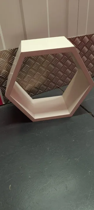 Estantería hexagonal blanca