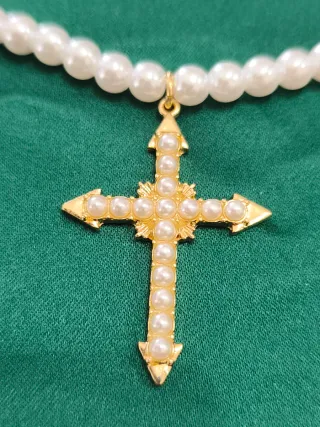 Collar cruz dorada con perlas