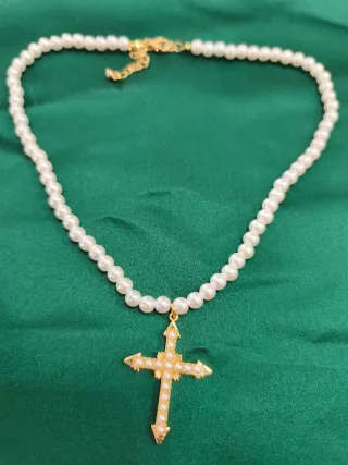 Collar cruz dorada con perlas