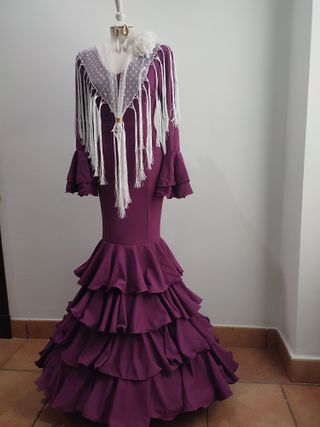 Traje de flamenca morado a estrenar con etiqueta