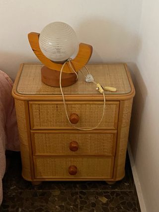 Cajoneras y mesillas de noche de mimbre.