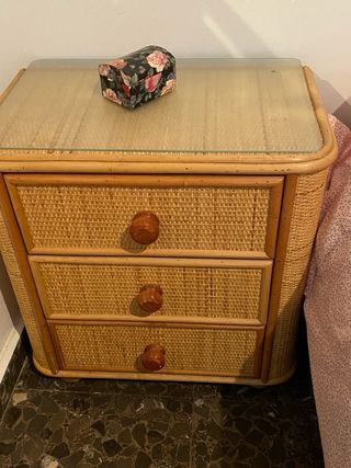 Cajoneras y mesillas de noche de mimbre.