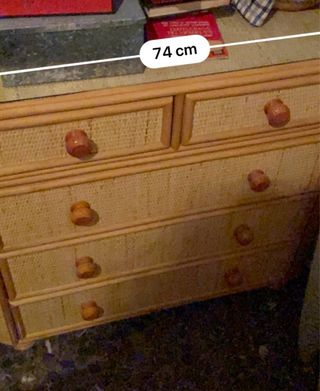 Cajoneras y mesillas de noche de mimbre.