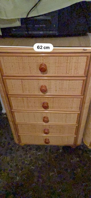 Cajoneras y mesillas de noche de mimbre.