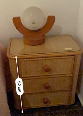 Cajoneras y mesillas de noche de mimbre.