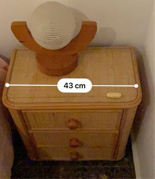 Cajoneras y mesillas de noche de mimbre.