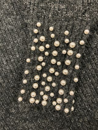 Jersey cuello alto gris con perlas