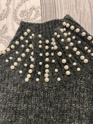 Jersey cuello alto gris con perlas