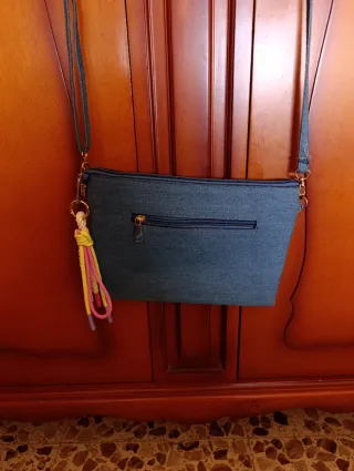 Bolso de tela vaquera con adornos