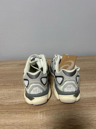 Asics Gel NYC Talla 42.5 Gris Blanco