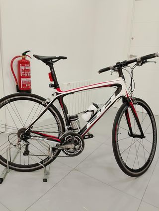 BICICLETA BH PRISMA 26" CAMBIOS SHIMANO 105 NEGRA, BLANCA Y ROJA