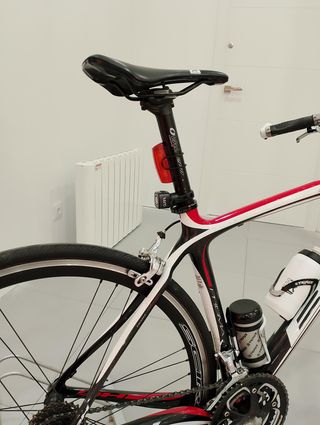 BICICLETA BH PRISMA 26" CAMBIOS SHIMANO 105 NEGRA, BLANCA Y ROJA