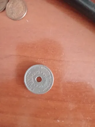 Moneda antigua con agujero central