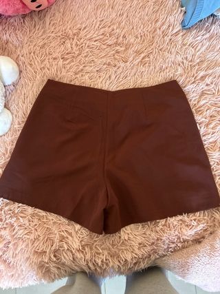 Falda pantalón marrón con botones dorados
