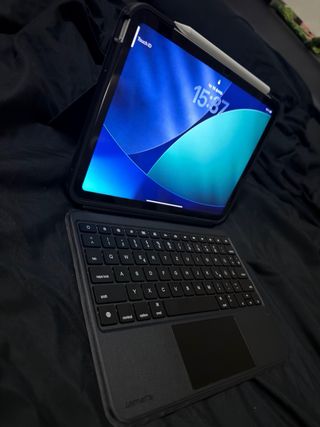 Funda con teclado y ratón iPad 10ª Gen