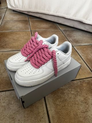 Nike Air Force 1 Bianche con Lacci Rosa