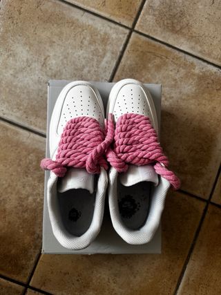 Nike Air Force 1 Bianche con Lacci Rosa