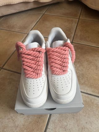 Nike Air Force 1 Bianche con Lacci Rosa