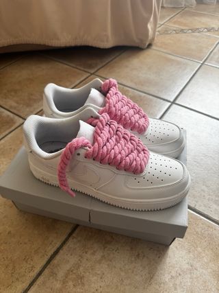 Nike Air Force 1 Bianche con Lacci Rosa