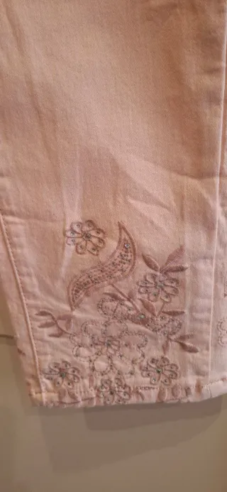 Pantalón Regular Denim Rosa , con elastano 2%.
