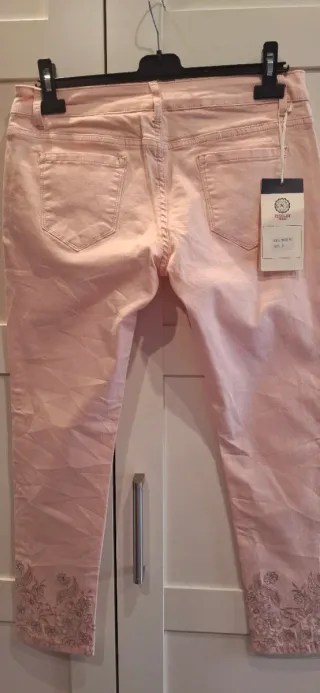 Pantalón Regular Denim Rosa , con elastano 2%.