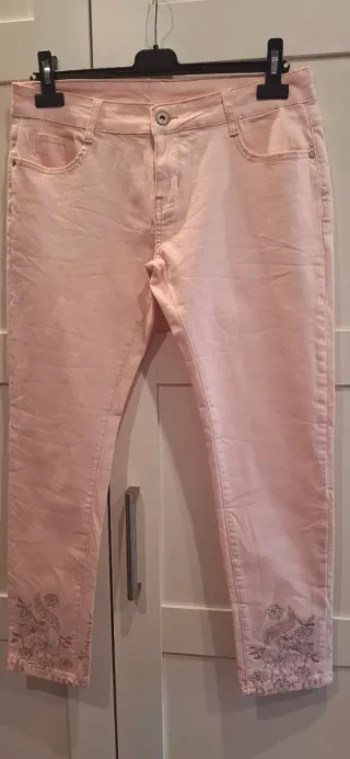 Pantalón Regular Denim Rosa , con elastano 2%.