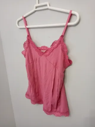 Top lencero rosa con encaje