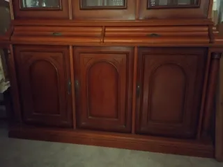 Mueble de madera con vitrina