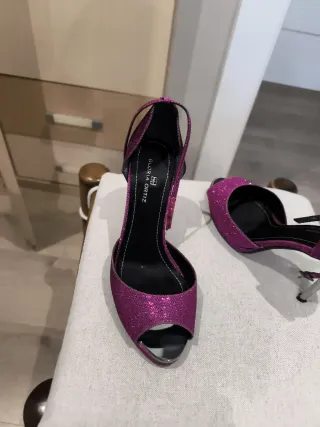 Sandalias de tacón moradas y plateadas