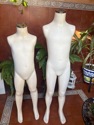 2 Maniquís infantil blanco de distinta altura.