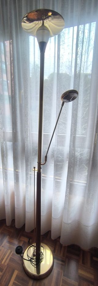 Lámpara de pie de salón en buen estado