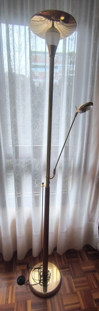 Lámpara de pie de salón en buen estado