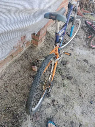 Bicicleta de montaña azul y naranja