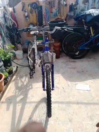 Bicicleta blanca y azul