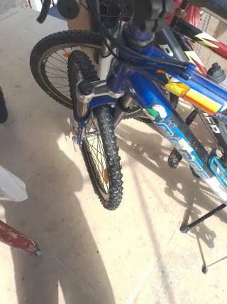 Bicicleta blanca y azul