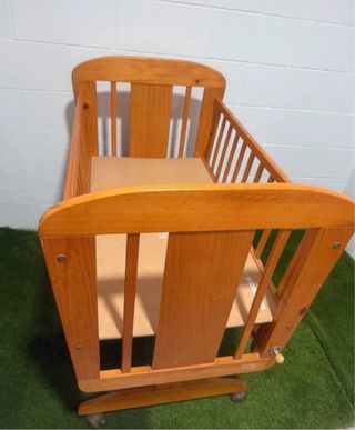 Minicuna mecedora de madera