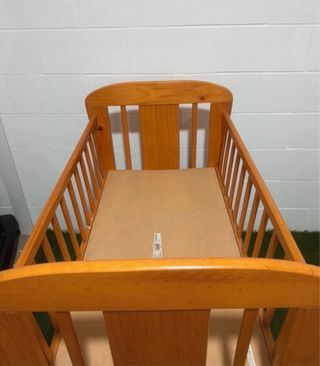 Minicuna mecedora de madera