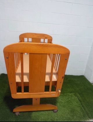 Minicuna mecedora de madera