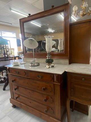Cómoda Antigua con Espejo
